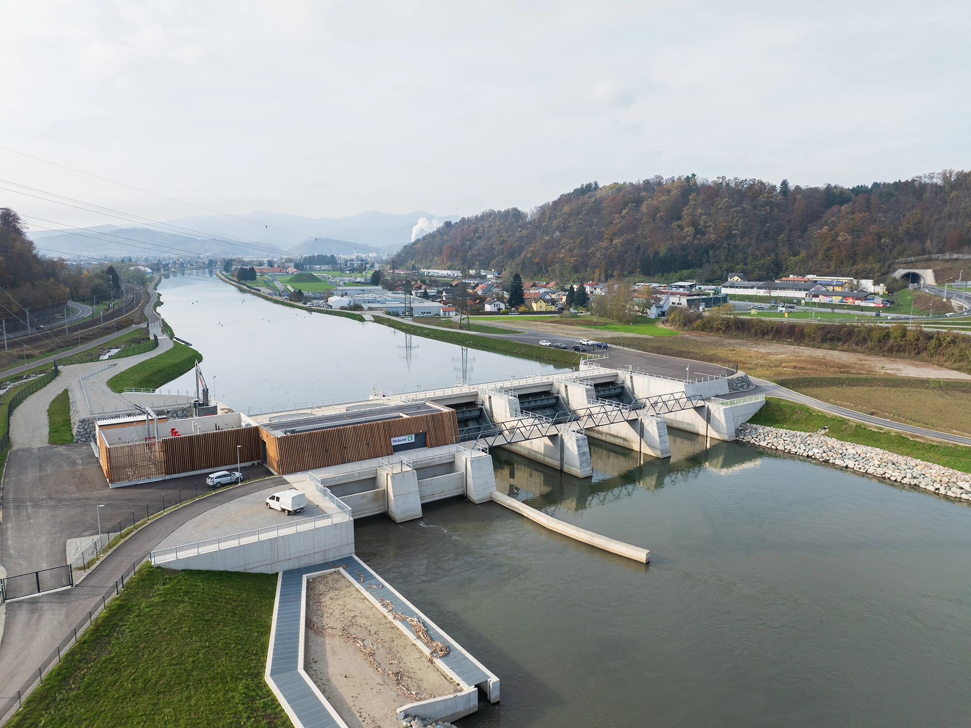 Wir sehen das Murkraftwerk Gratkorn. Dieses neue Kraftwerk wirkt durch sein Holz- und Betonbauweise sehr modern und futuristisch.