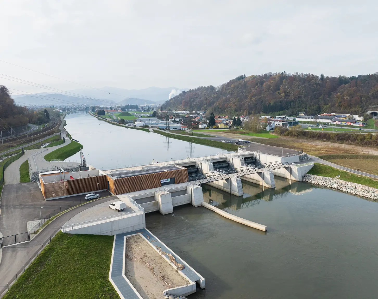 Wir sehen das Murkraftwerk Gratkorn. Dieses neue Kraftwerk wirkt durch sein Holz- und Betonbauweise sehr modern und futuristisch.